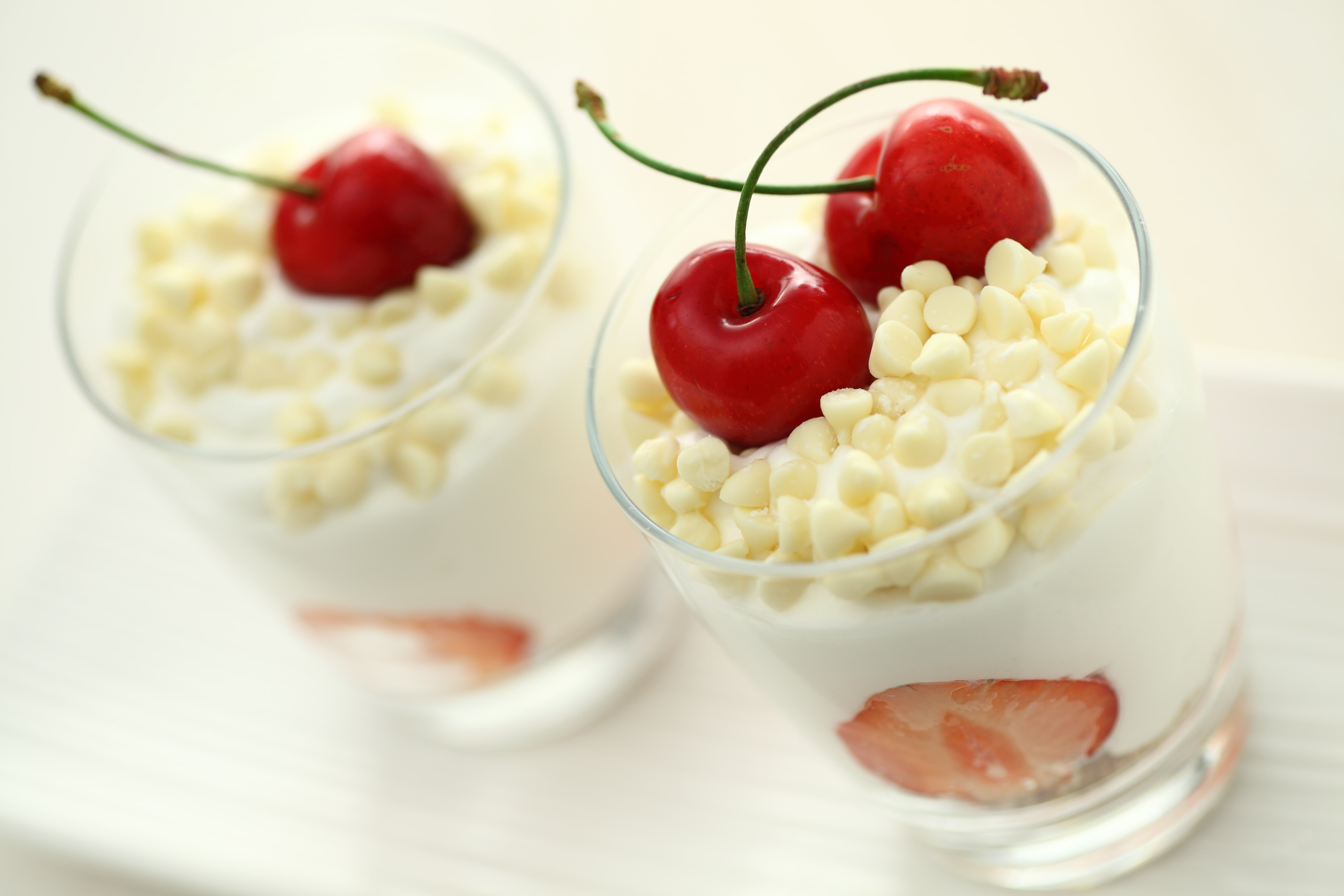 Coppa di yogurt, fragole e ciliege con gocce di cioccolato bianco Perugina