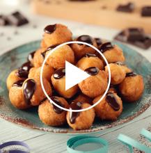 Frittelle al cioccolato: la ricetta dei dolcetti fritti con gocce di  cioccolato